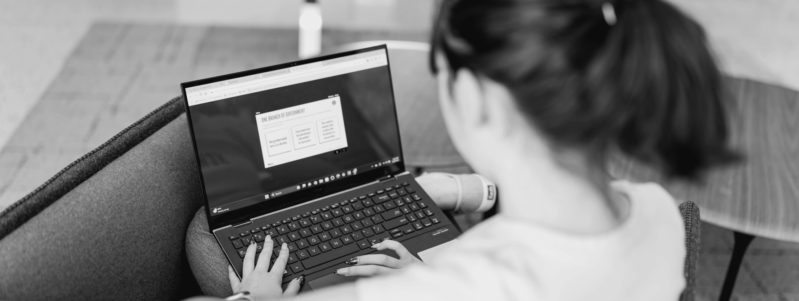 Student taking a digital course on laptop